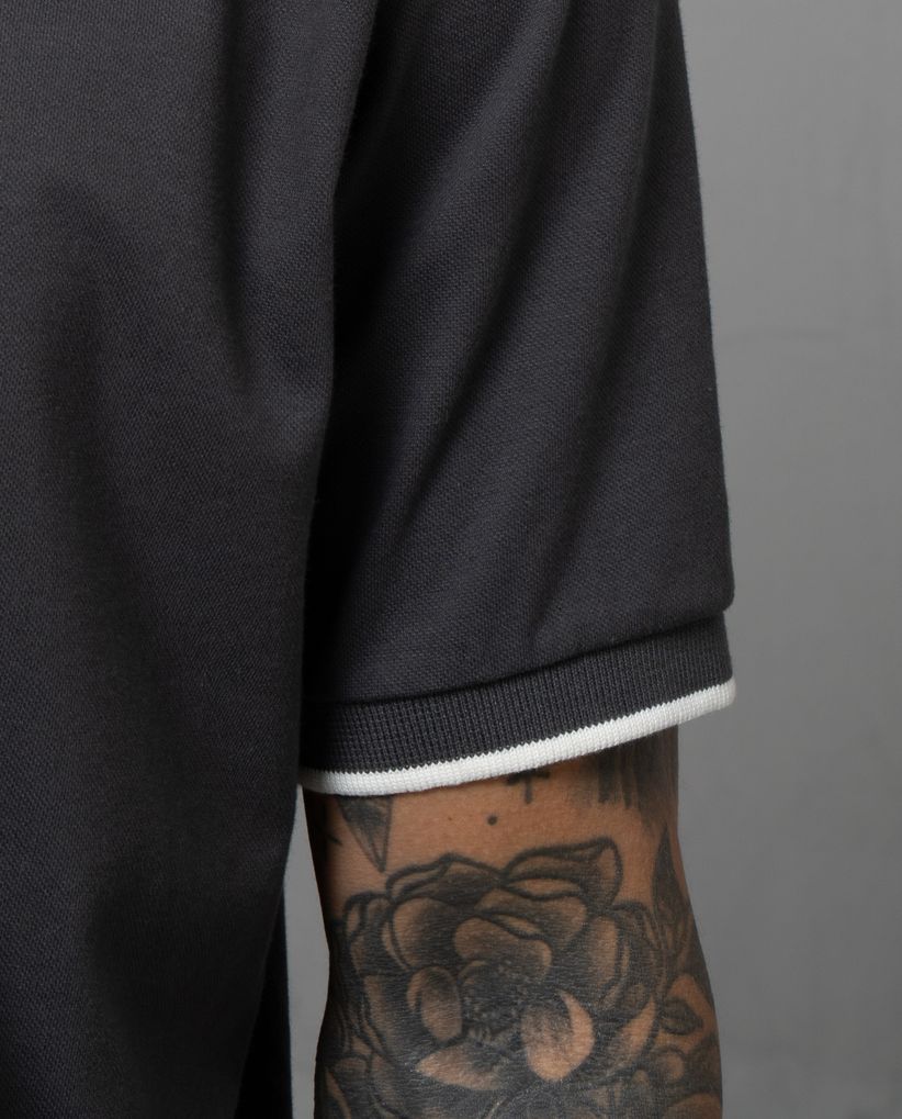 Polo básica con tipping en cuello y puños para hombre