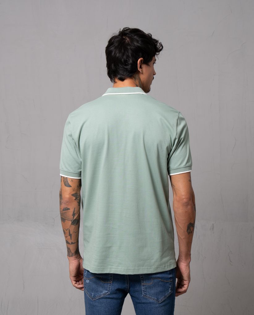 Polo básica con tipping en cuello y puños para hombre