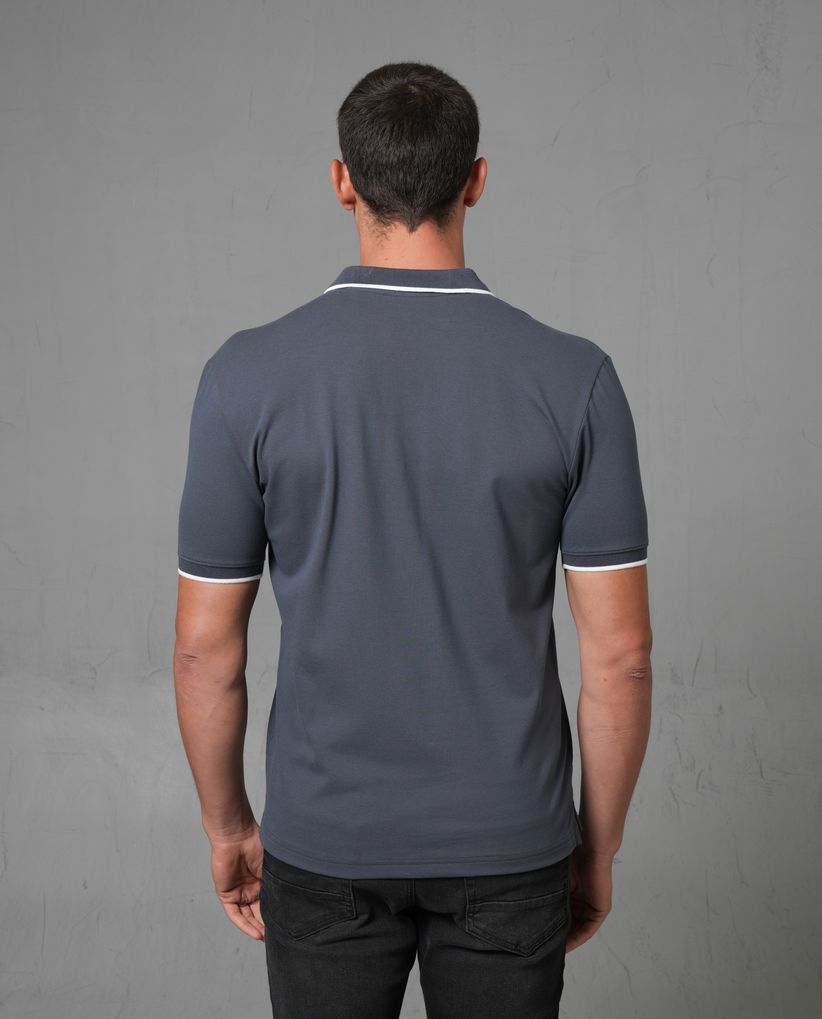 Polo básica con tipping en cuello y puños para hombre