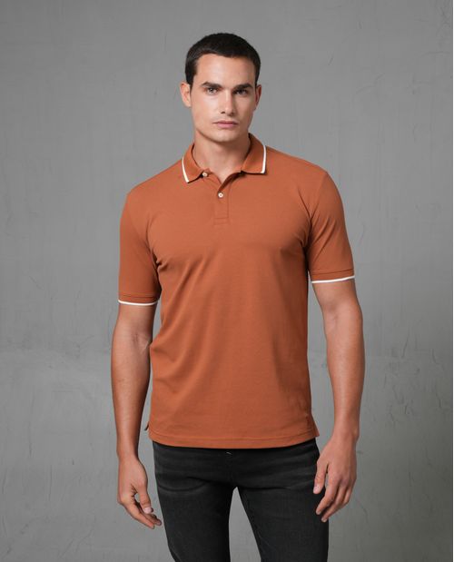 Polo básica con tipping en cuello y puños para hombre