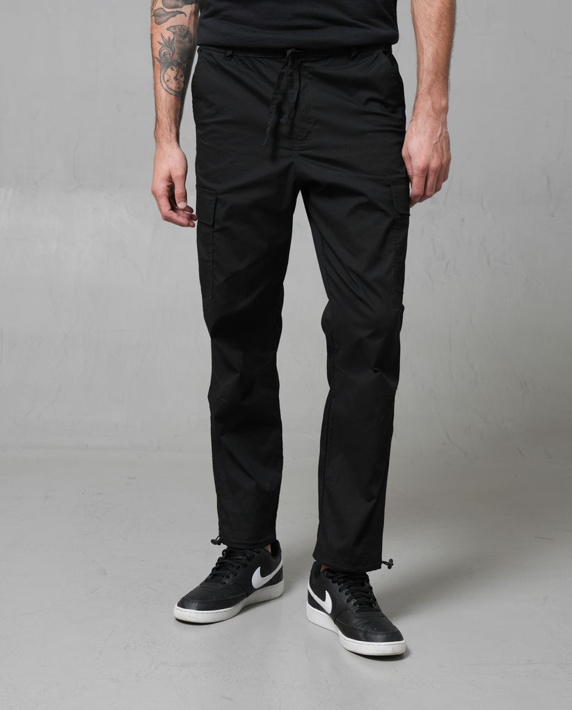Pantalón tipo cargo para hombre