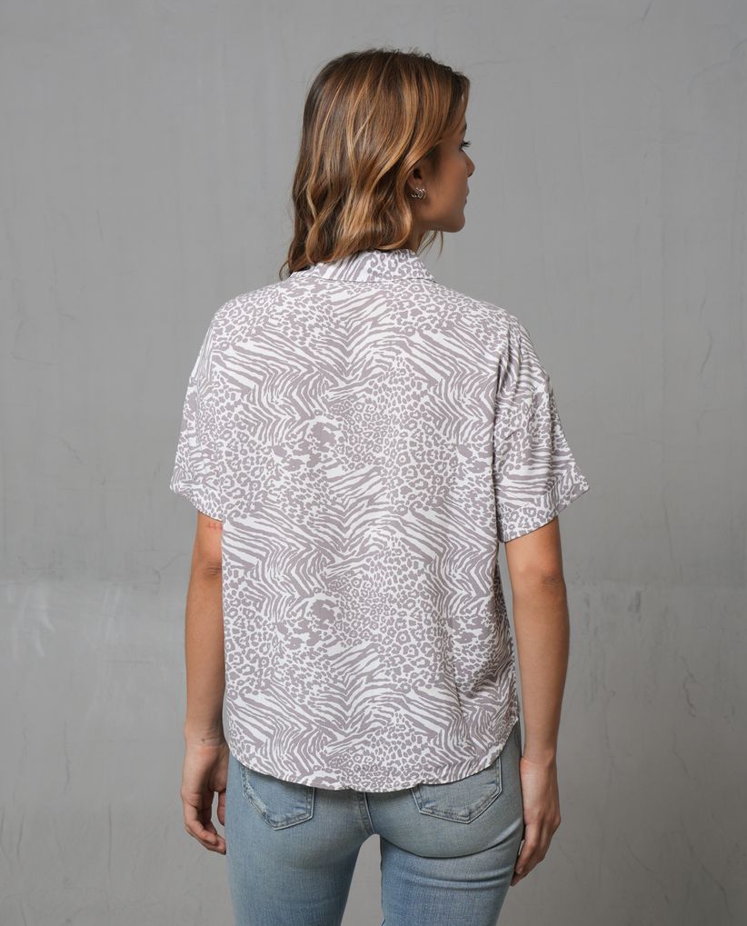 Camisa con diseño animal print para mujer