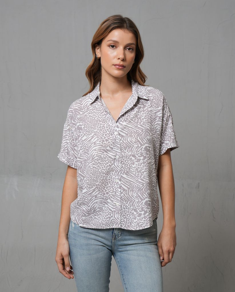 Camisa con diseño animal print para mujer