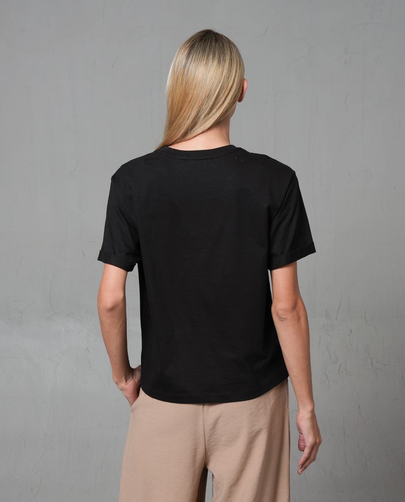 Camiseta con bolsillo y aplique delantero para mujer