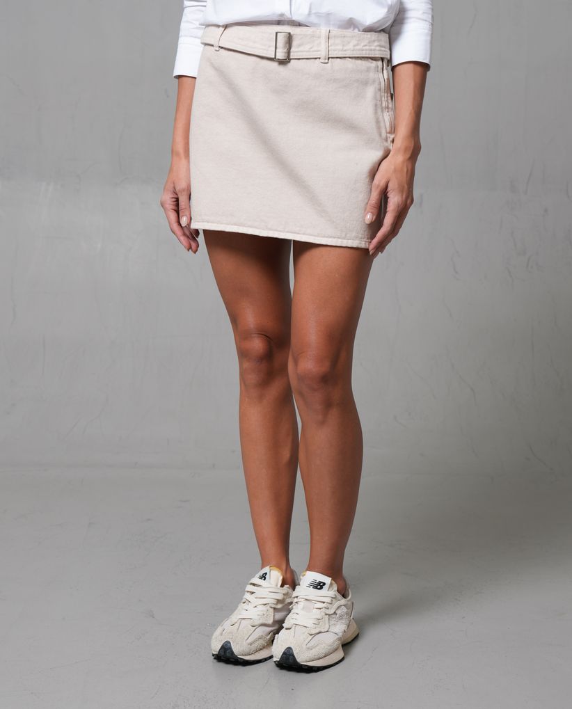 Falda corta con cinturón para mujer