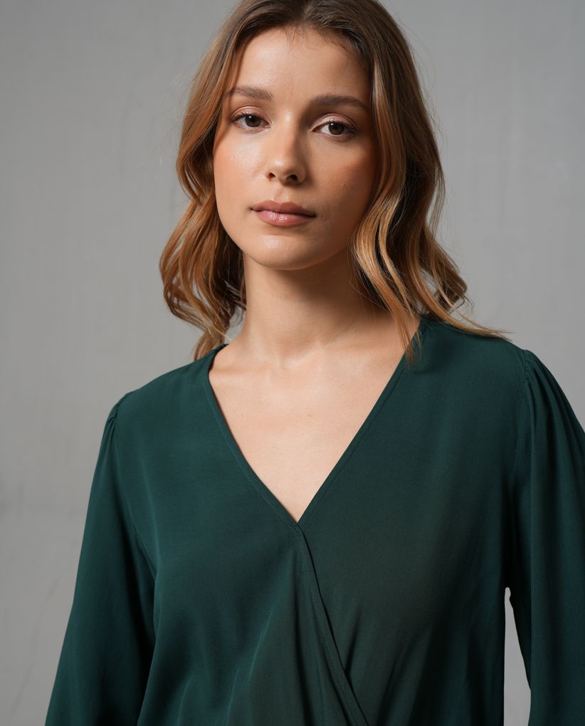 Camisa con escote en V para mujer