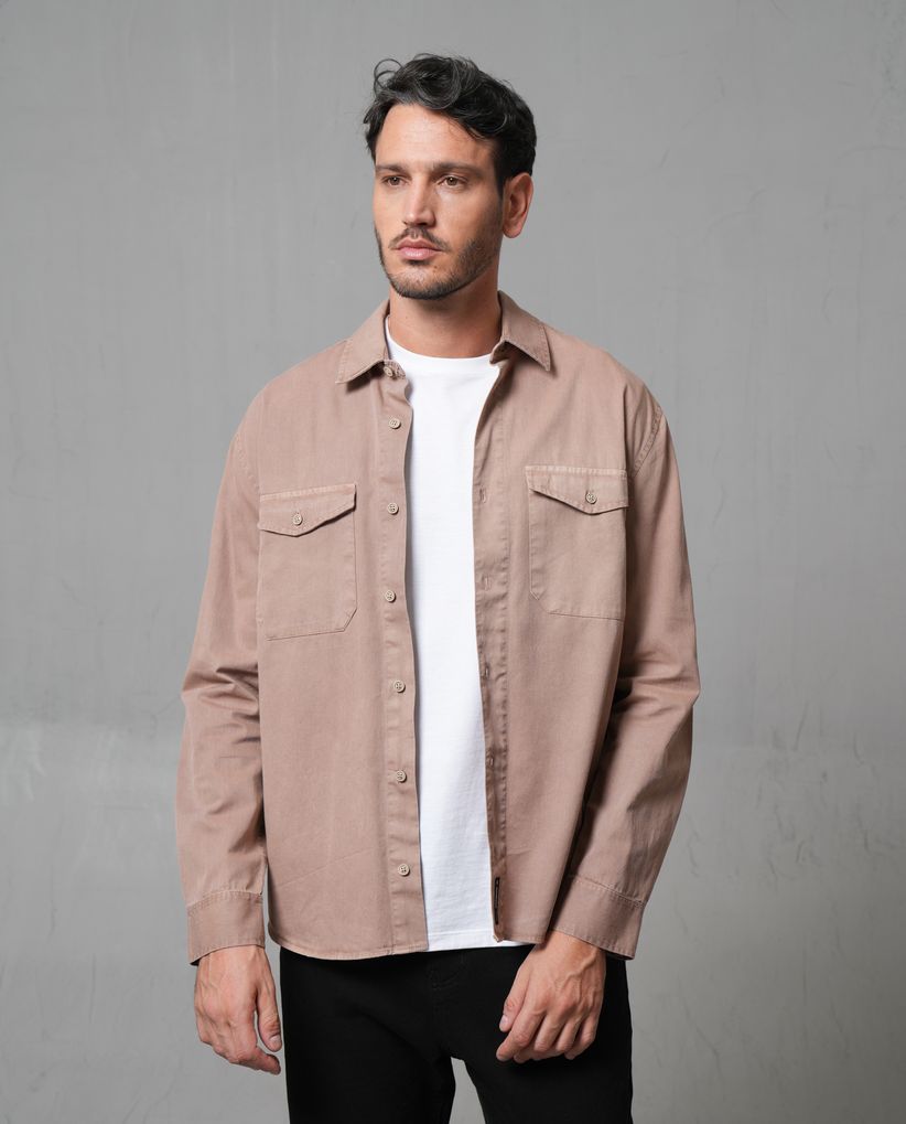 Camisa con bolsillos de parche para hombre