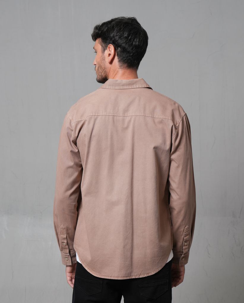 Camisa con bolsillos de parche para hombre