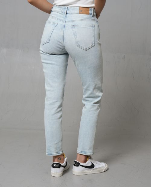 Jean Mom tono claro con raspones para mujer