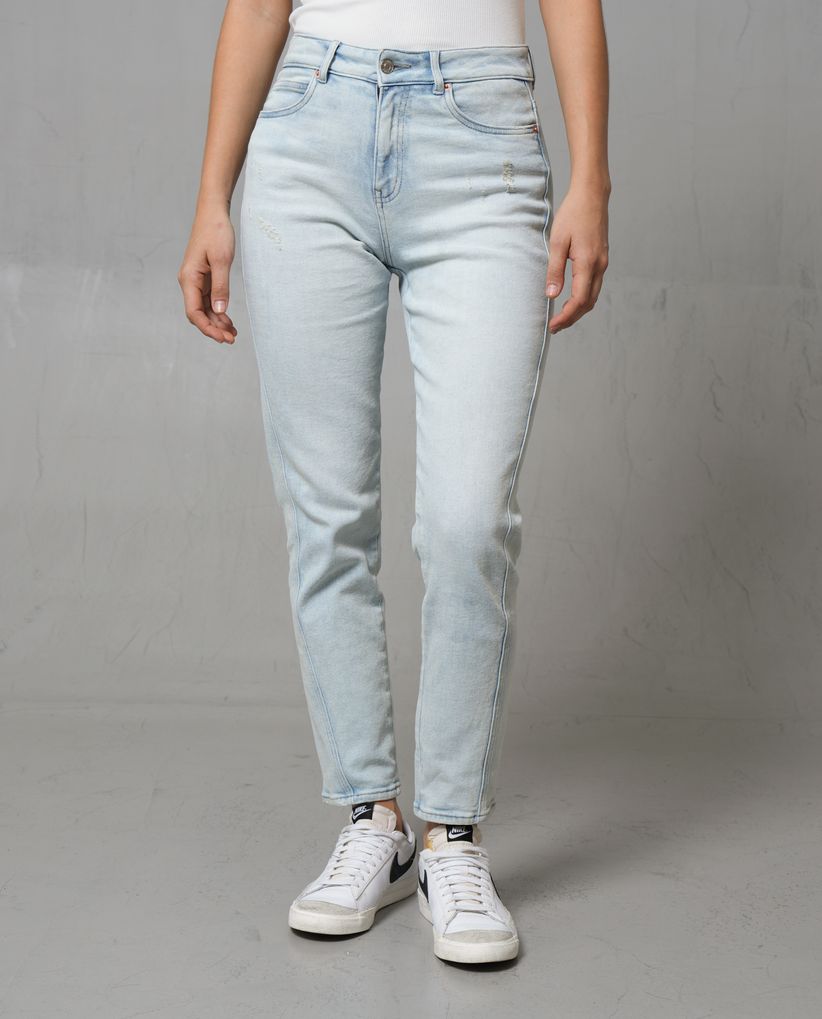 Jean Mom tono claro con raspones para mujer