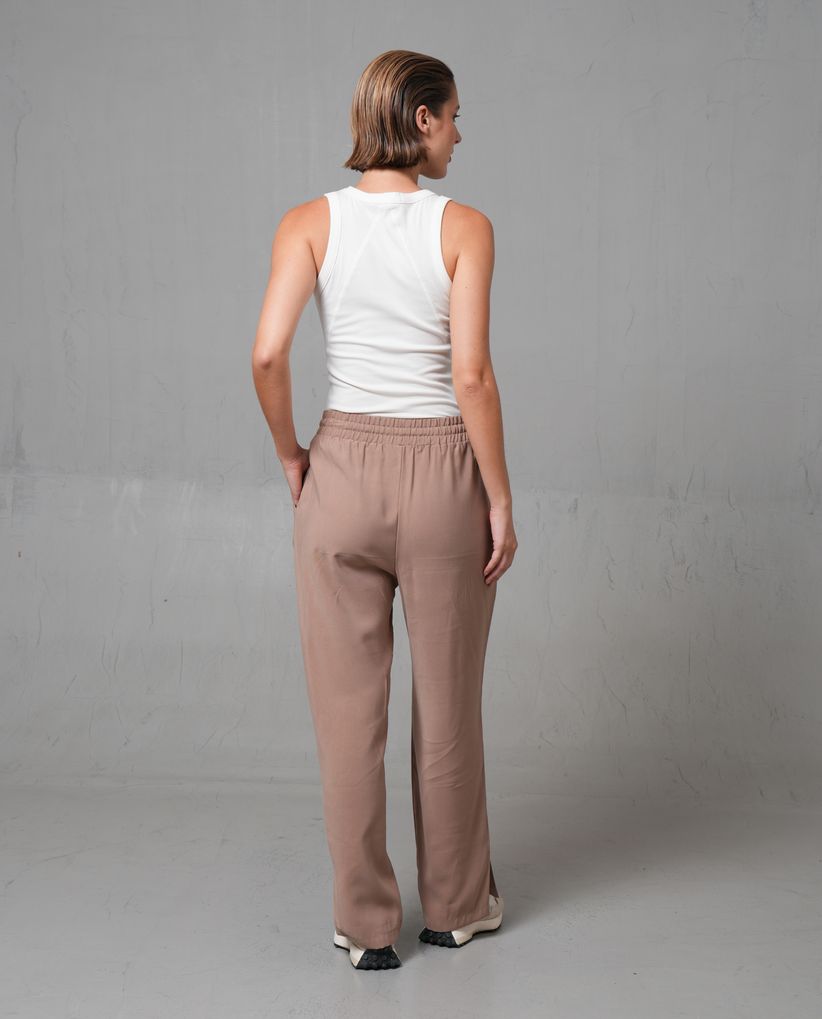 Pantalón con cintura elástica y abertura en bota para mujer