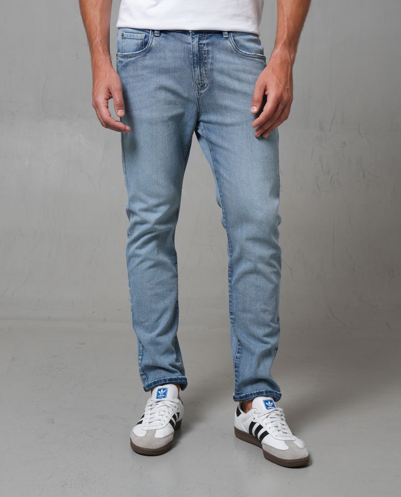 Jean slim tono claro para hombre