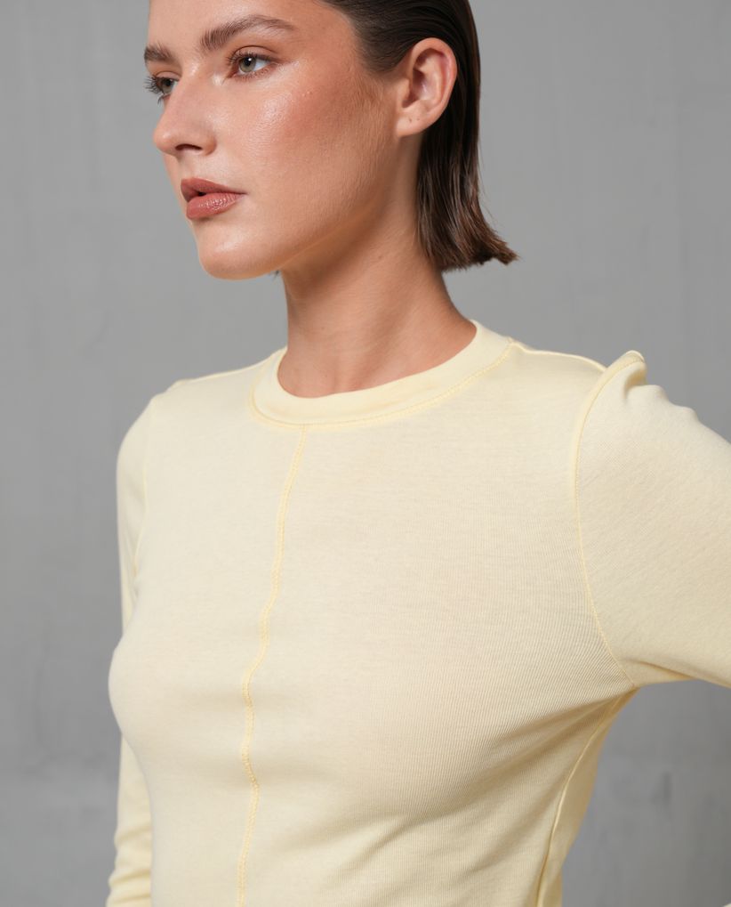 Camiseta manga larga con corte decorativo en frente para mujer