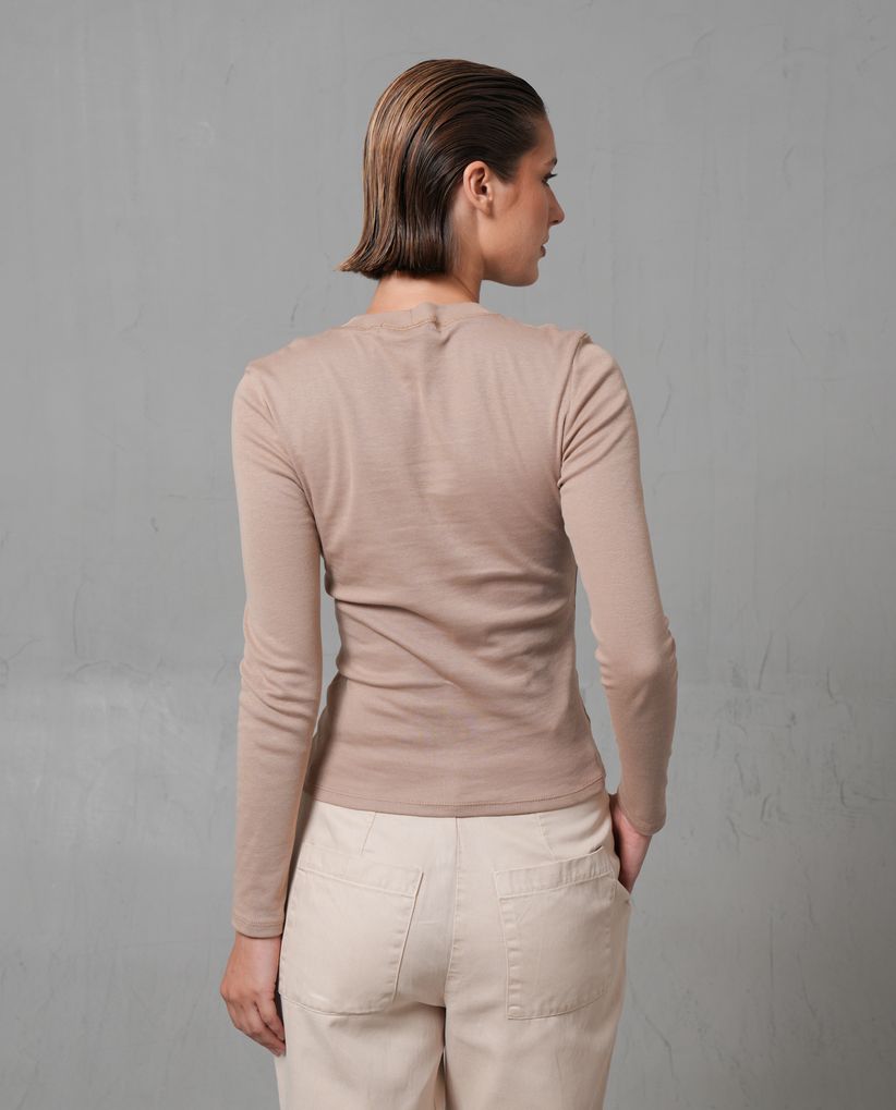 Camiseta manga larga con corte decorativo en frente para mujer