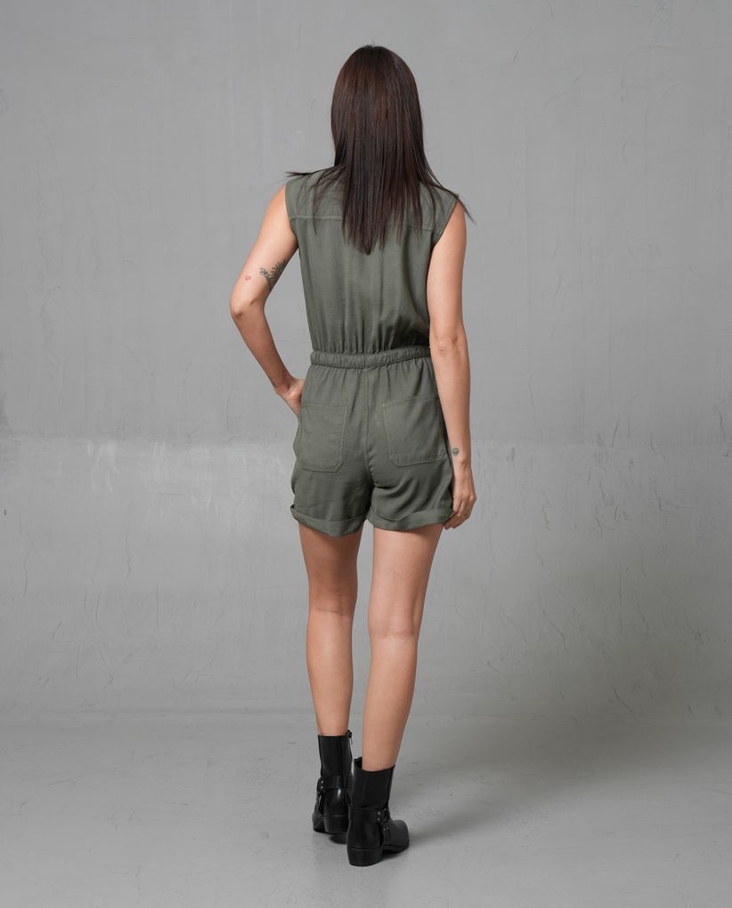 Enterizo corto con bolsillos tipo parche para mujer