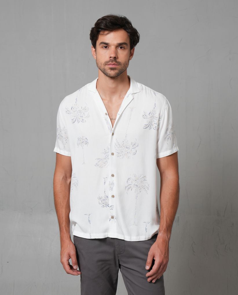 Camisa tipo resort con estampado de palmas para hombre