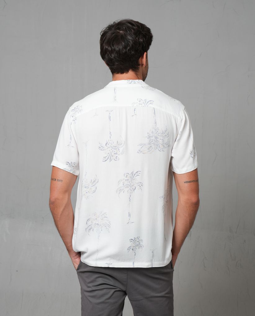 Camisa tipo resort con estampado de palmas para hombre