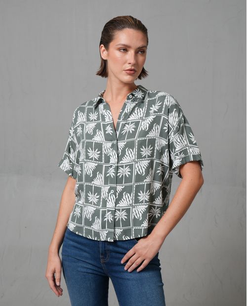 Camisa resort con estampado full print para mujer