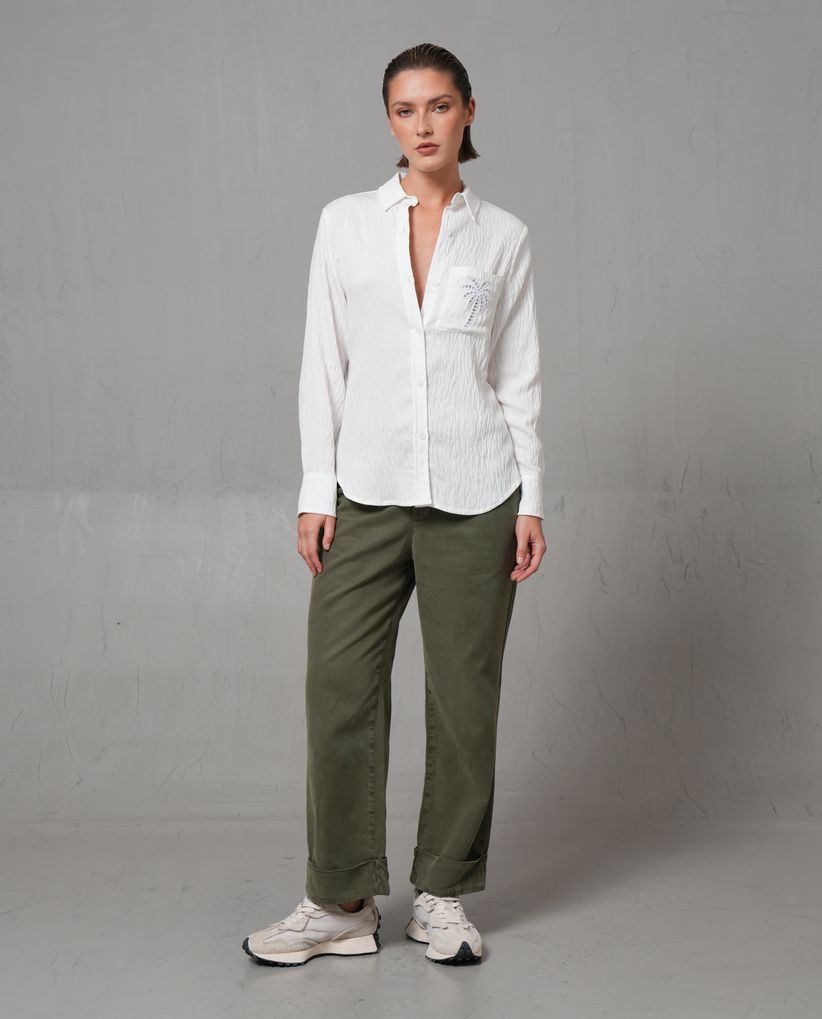 Pantalón tipo chino con doblez en bota para mujer