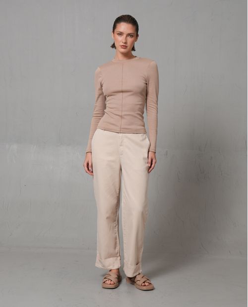 Pantalón tipo chino con doblez en bota para mujer