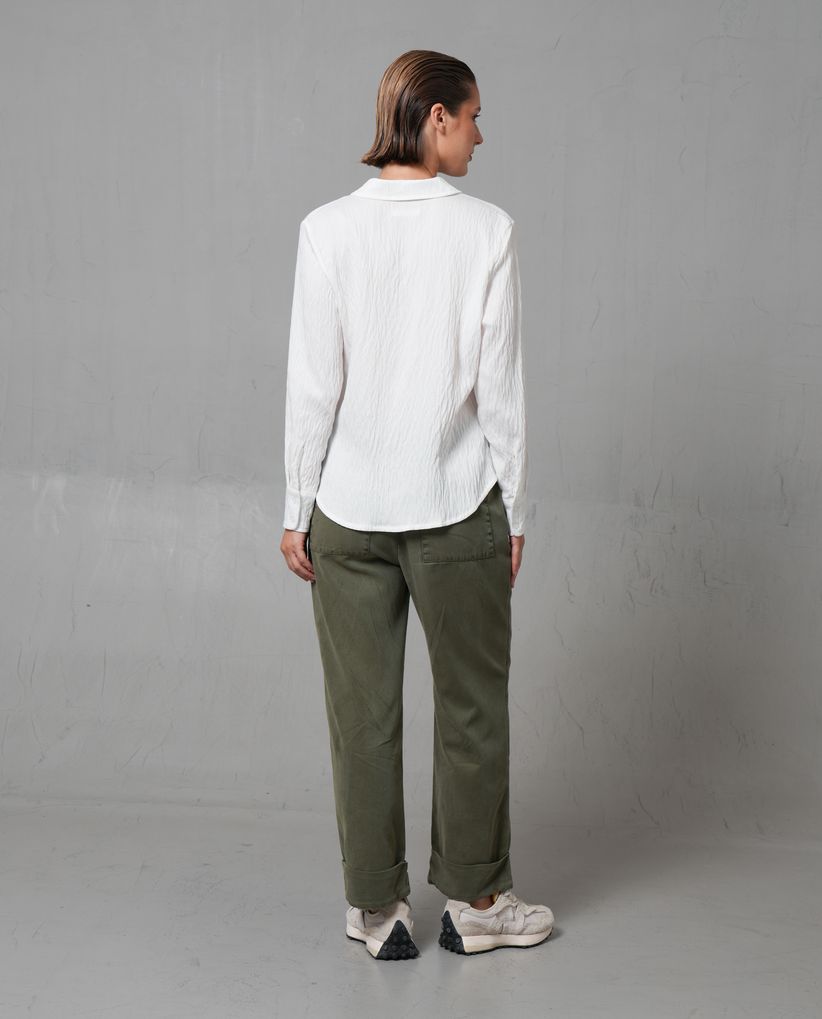 Pantalón tipo chino con doblez en bota para mujer