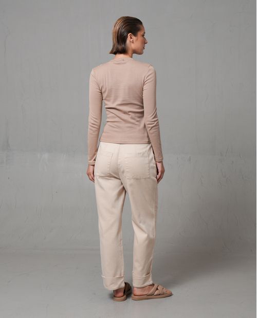 Pantalón tipo chino con doblez en bota para mujer