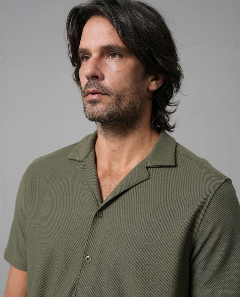 Camisa manga corta con cuello camisero para hombre