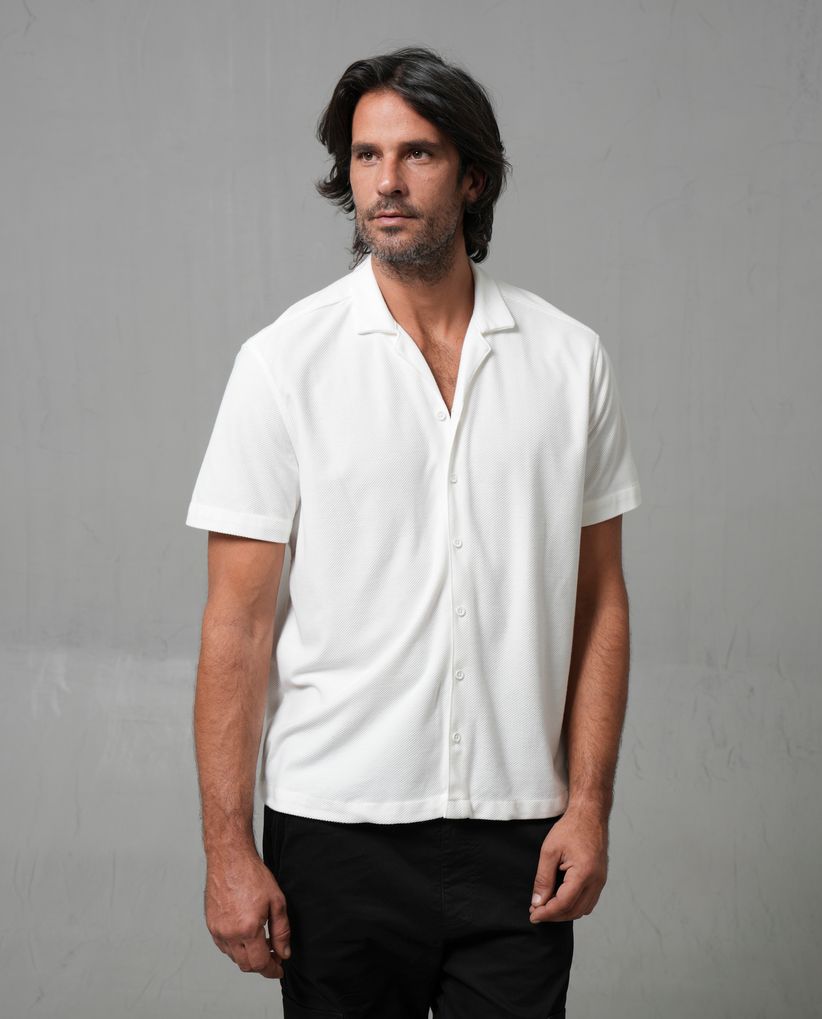 Camisa manga corta con cuello camisero para hombre