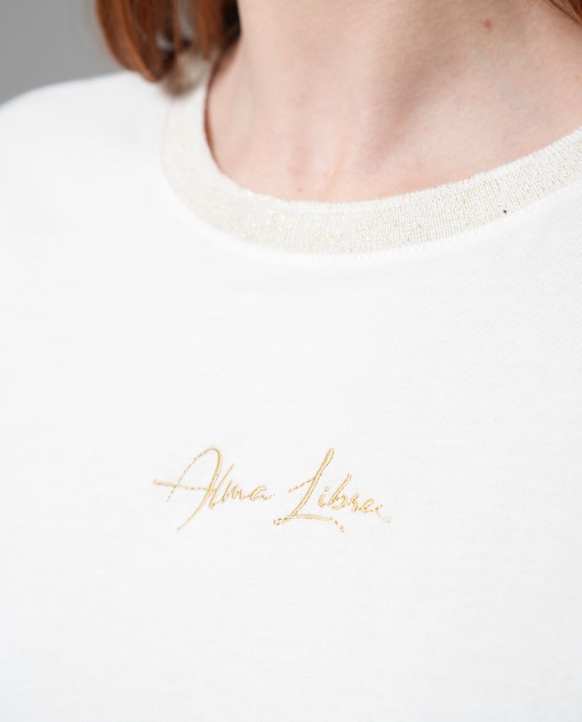 Camiseta manga corta con bordado en frente para mujer