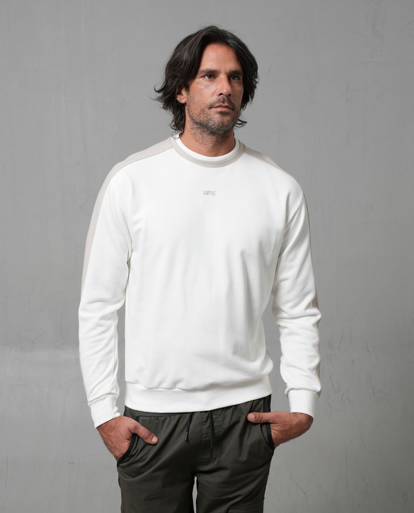 Buzo cerrado con cuello redondo para hombre