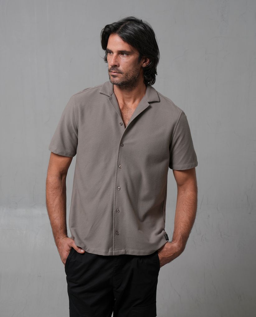 Camisa manga corta con cuello camisero para hombre