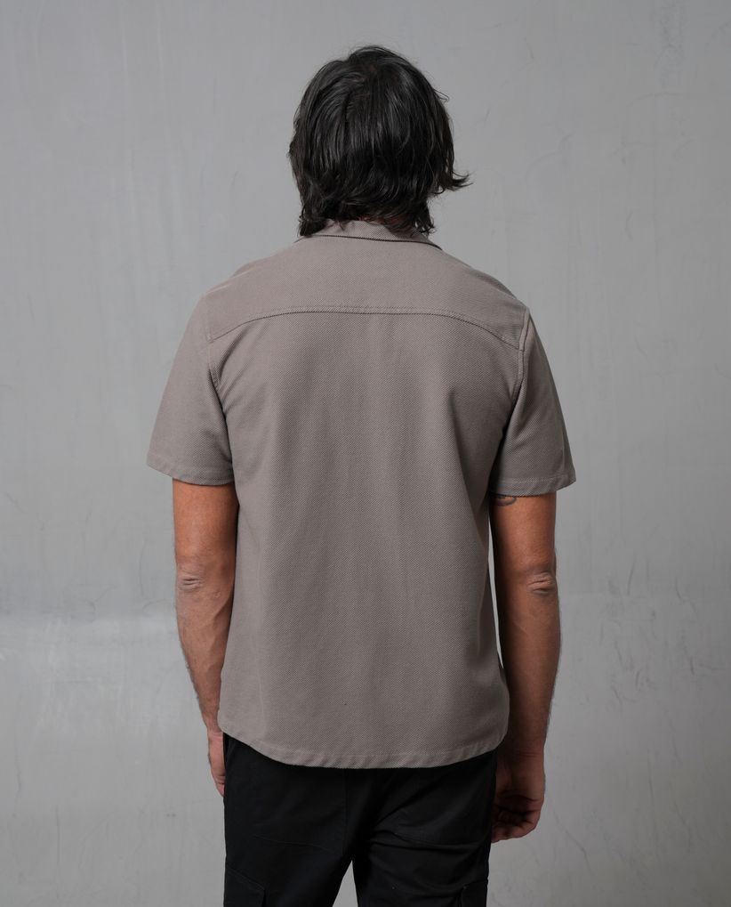 Camisa manga corta con cuello camisero para hombre