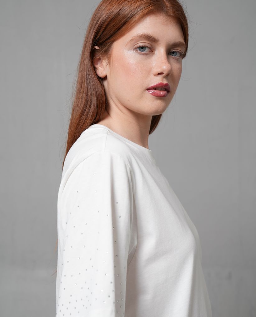 Camiseta manga amplia con detalles en piedras para mujer