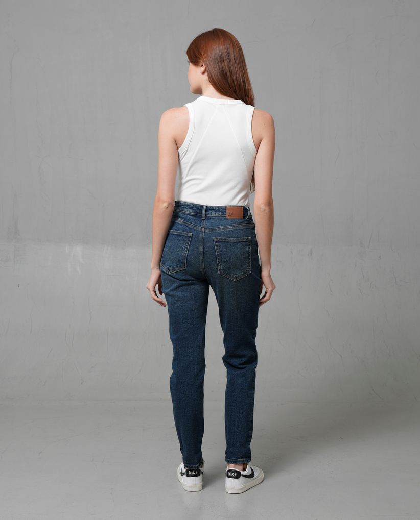 Jean Mom en tono oscuro con cinco bolsillos para mujer