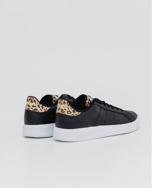 Tenis Adidas con detalles animal print para mujer