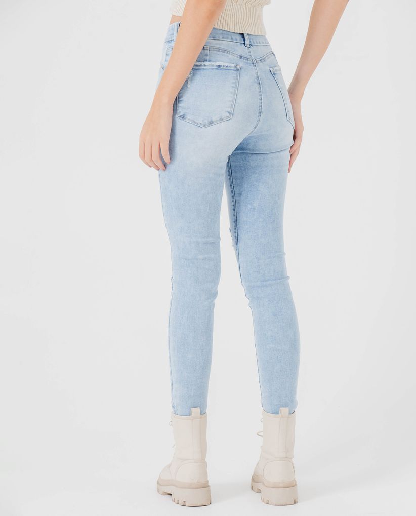 Jean con rotos y desgaste para mujer