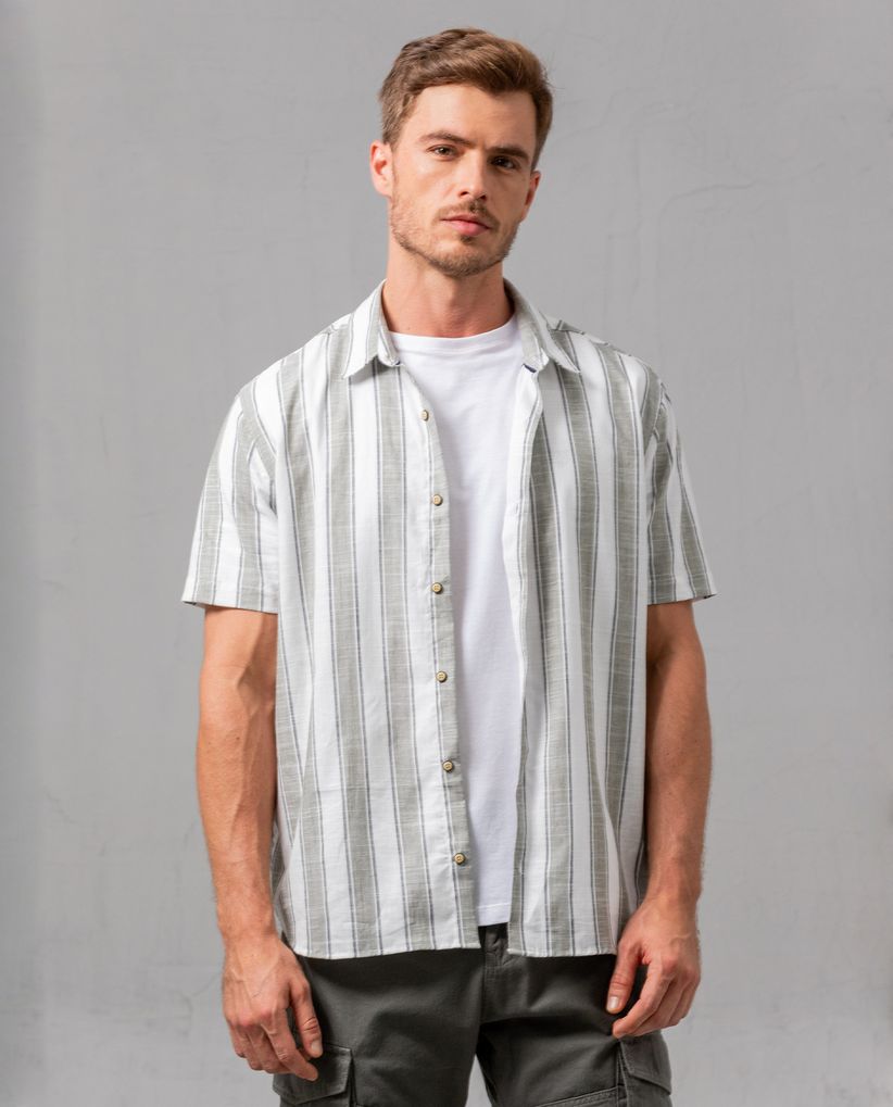 Camisa con diseño a rayas para hombre