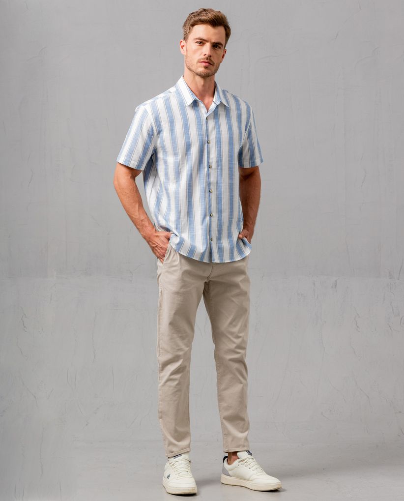 Camisa con diseño a rayas para hombre