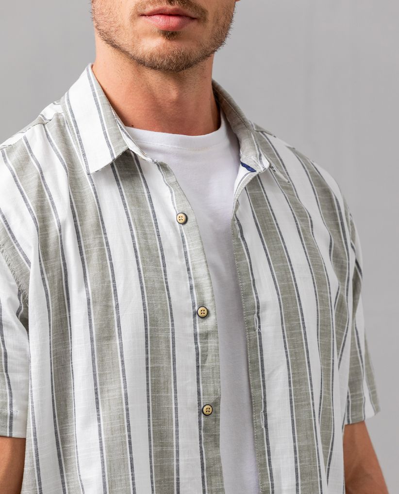Camisa con diseño a rayas para hombre