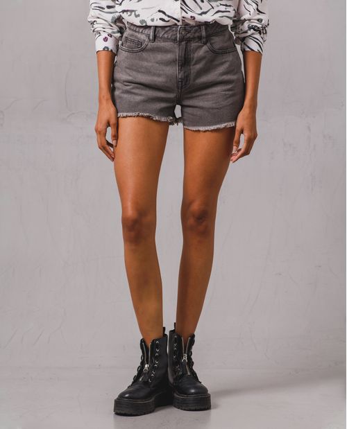 Short con ruedo desflecado