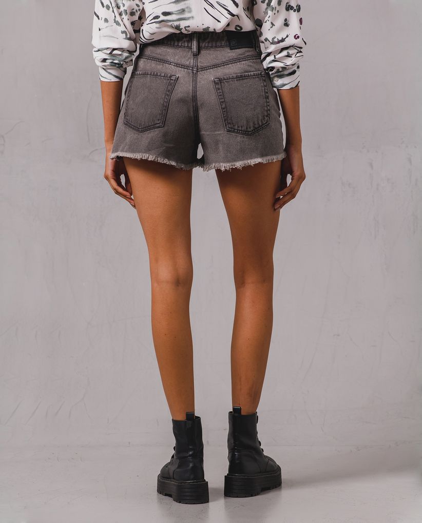 Short con ruedo desflecado