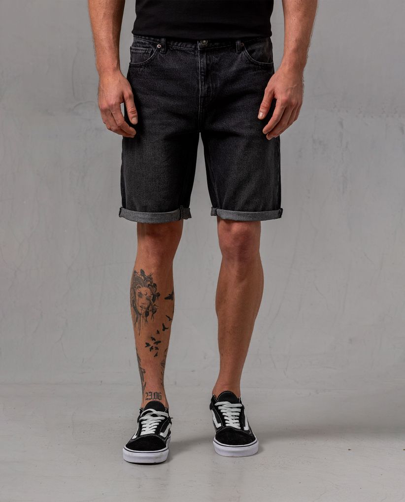 Bermuda en black denim para hombre