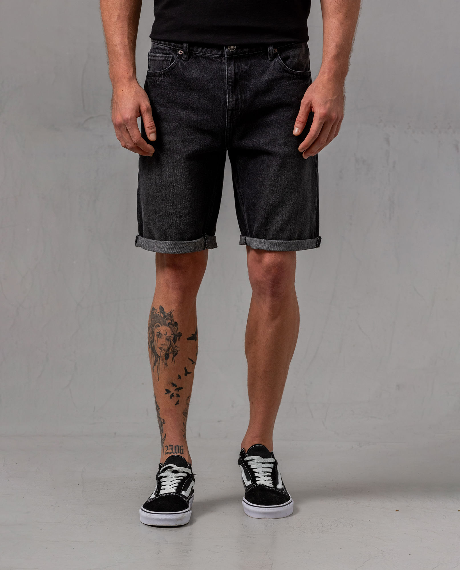 Bermuda en black denim para hombre