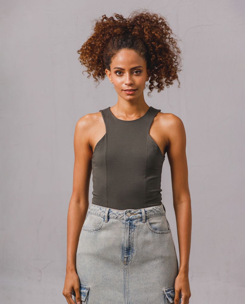 Camiseta con escote en hombros para mujer