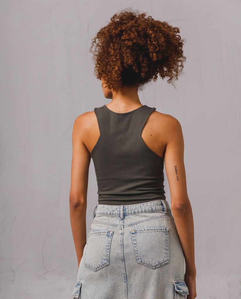 Camiseta con escote en hombros para mujer