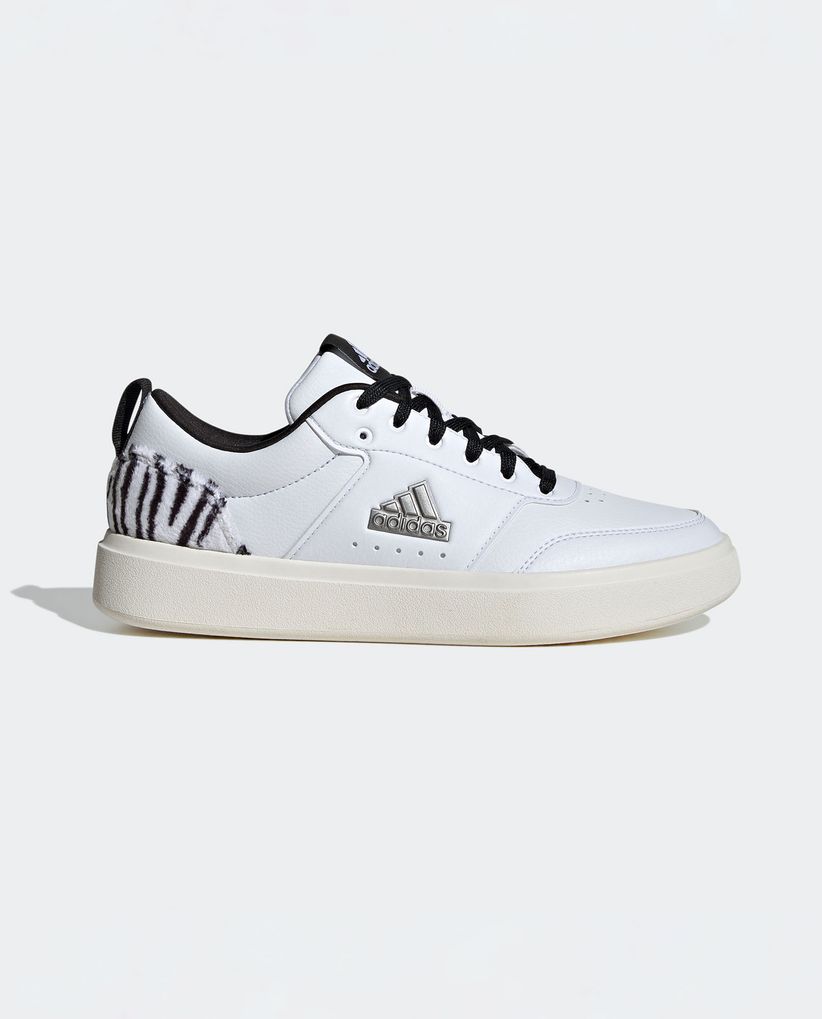 Tenis Adidas con detalle en animal print para mujer