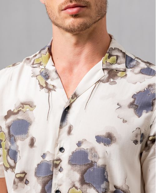 Camisa tipo resort estampada para hombre