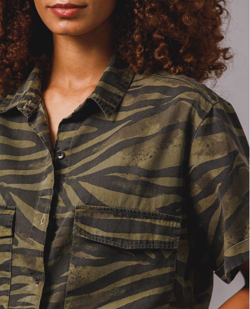 Camisa con bolsillos de tapa para mujer