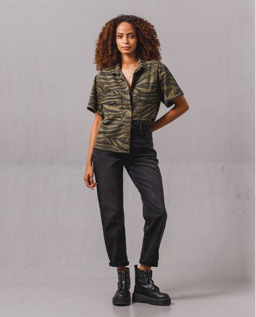 Camisa con bolsillos de tapa para mujer