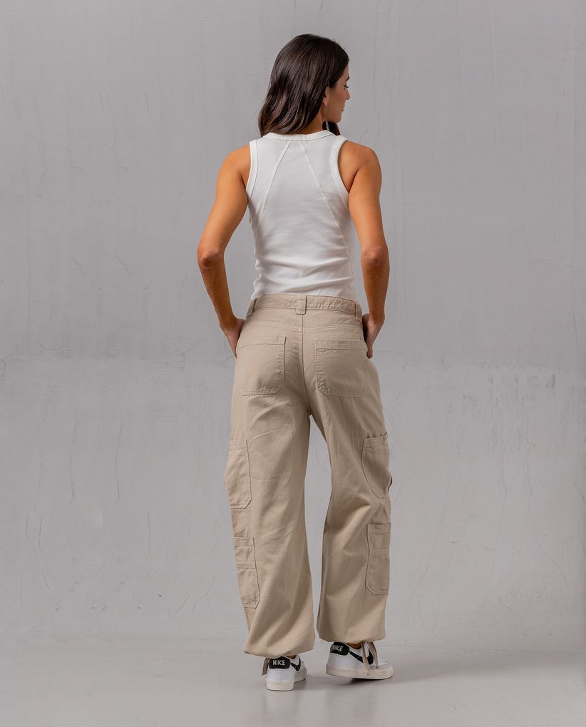 Pantalón tipo cargo para mujer